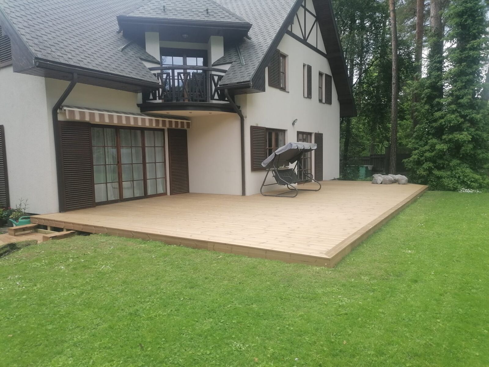 Plaša koka terase pie mājas